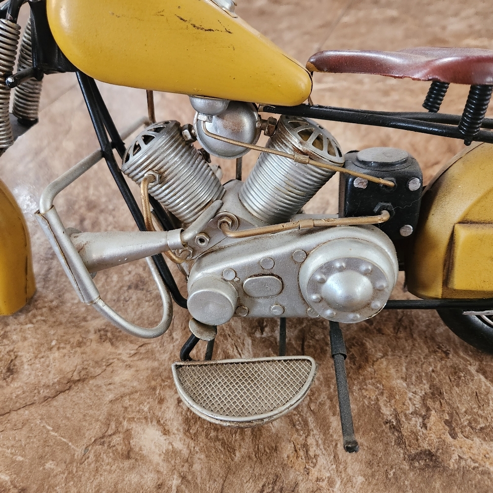 Metal folk art motorcycle tabletop decoration yellow - Picture 6 of 7